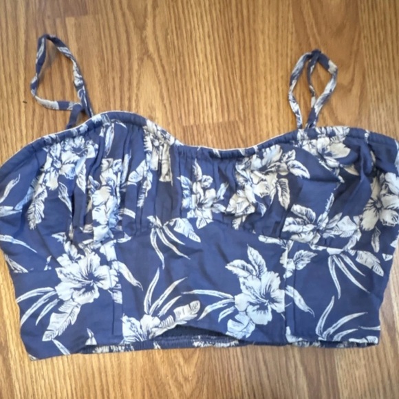 Stylish Women's Tops Collection - Picture 11 of 14